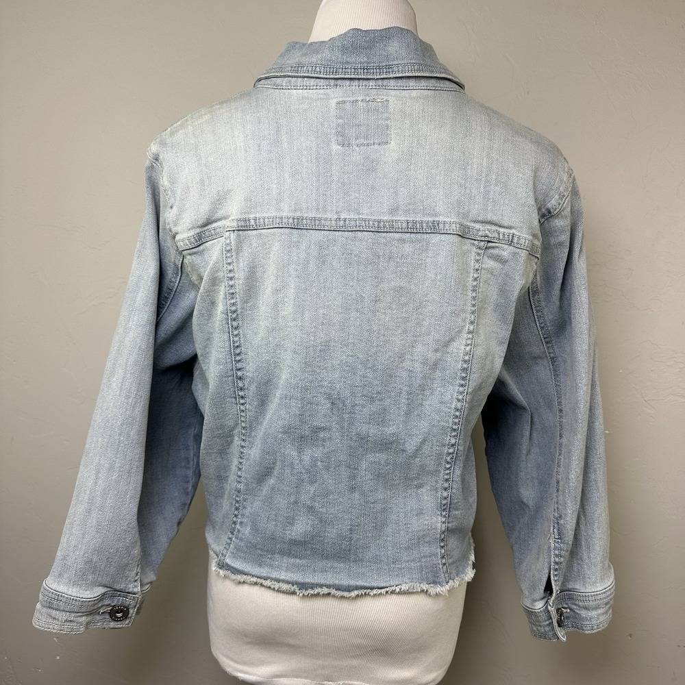 Torrid Denim Jacket Womens 4 Light Wash Frayed Hem Stretch Button Front Plus - Picture 2 of 16